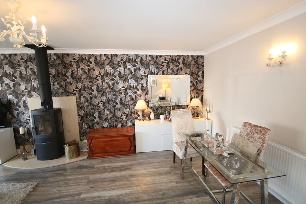 Property photo 3 of 12 Lounge