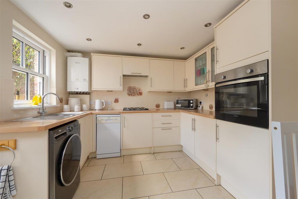 Property photo 2 of 20 Oxford Street, Whitstable