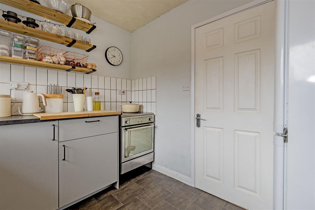 Property photo 3 of 18 Kitchen