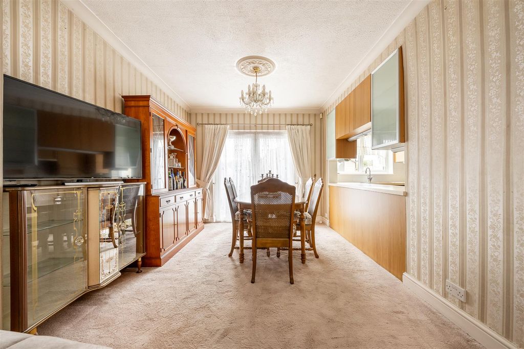 Property photo 3 of 26 New Road, E4