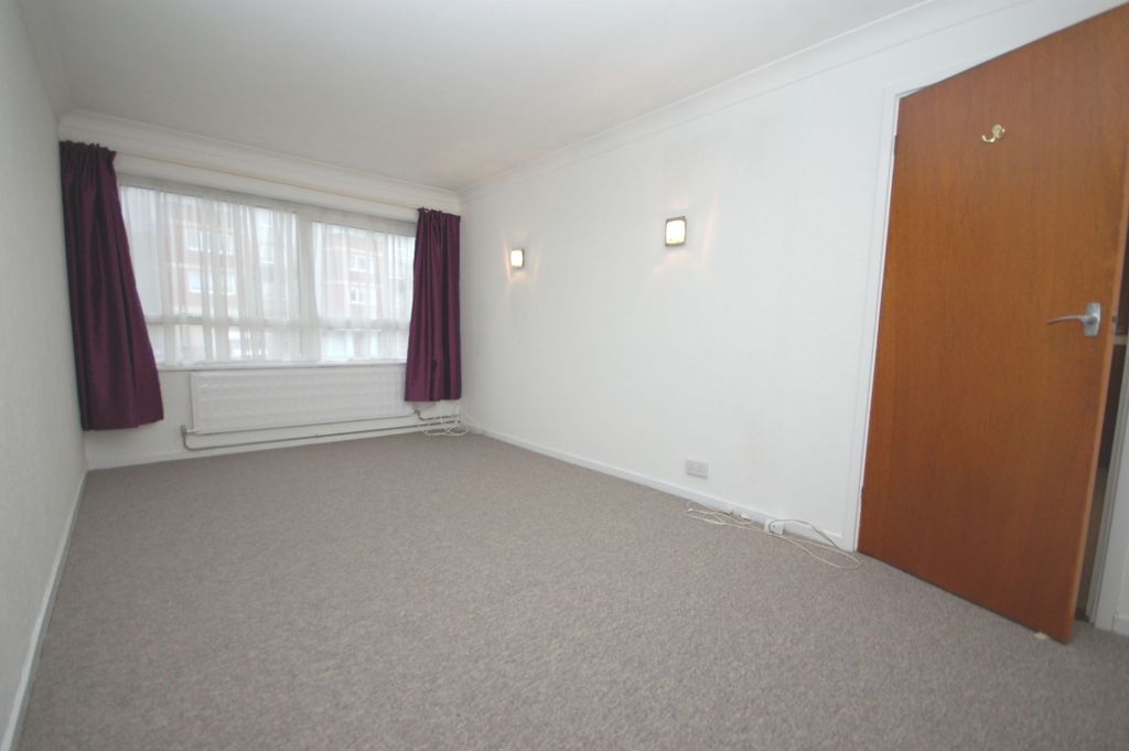 Property photo 3 of 7 Bed 1