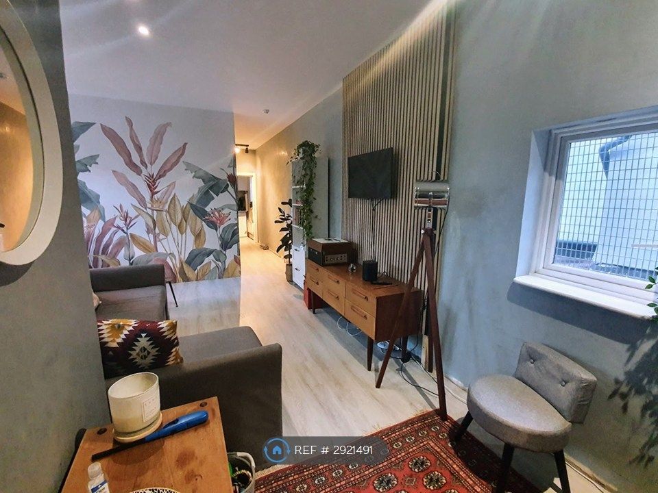 Property photo 3 of 16 Living Room / Entrance