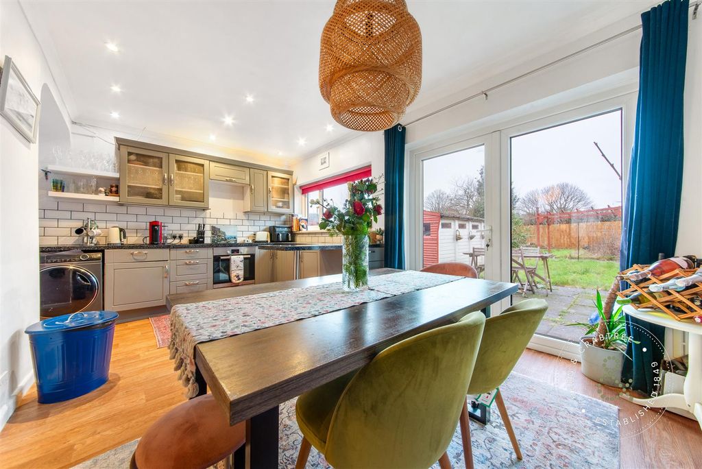 Property photo 3 of 31 Fairways-Crescent-20.Jpg