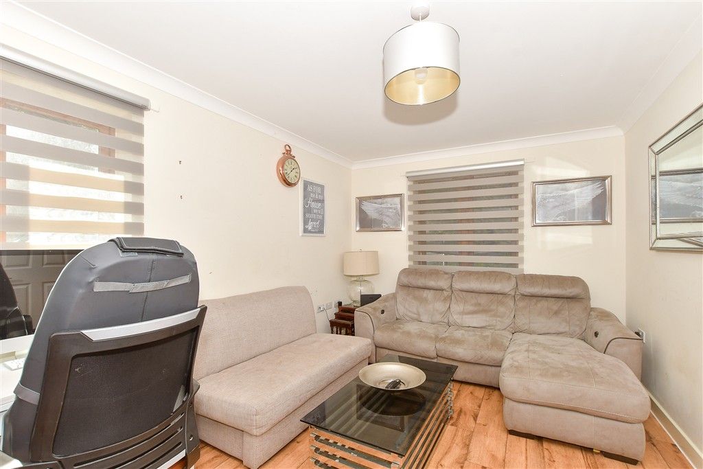 Property photo 3 of 11 Lounge