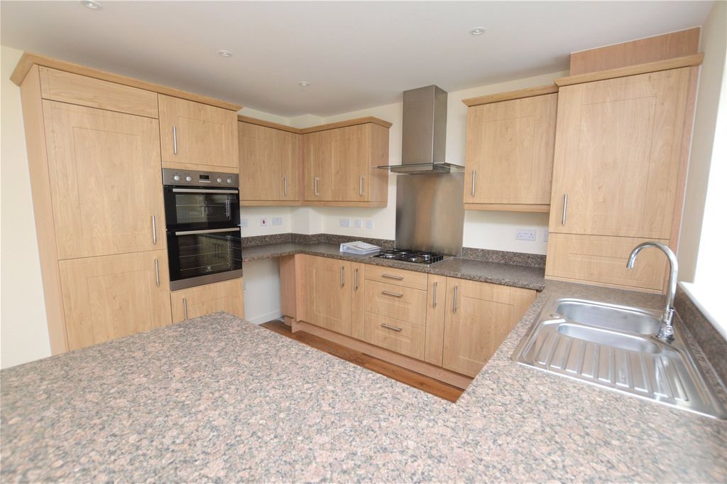 Property photo 2 of 10 Kitchen