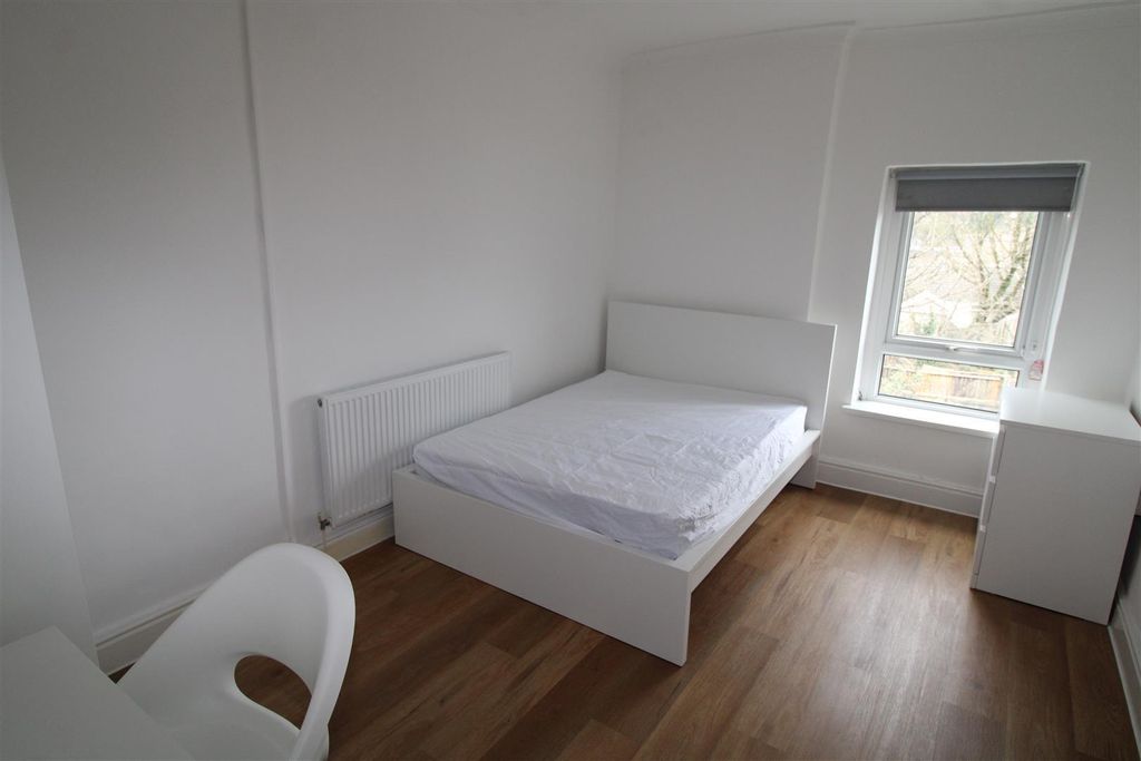 Property photo 1 of 4 Bed 5.Jpg