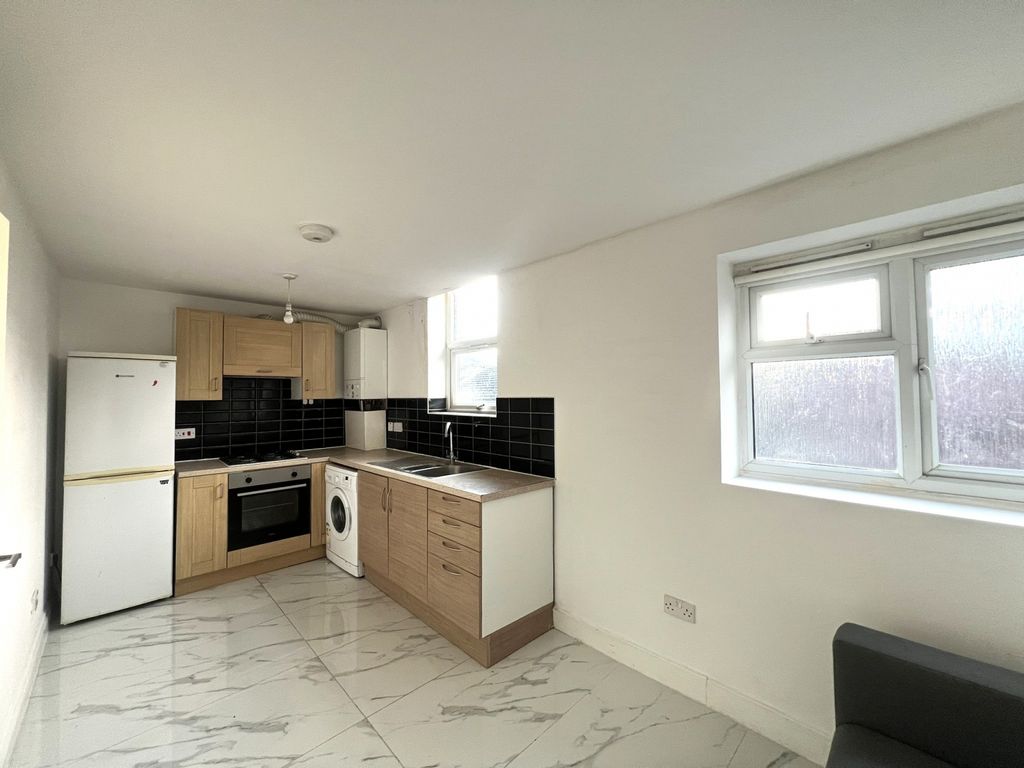 Property photo 1 of 11 Three Bedrooms-Flat To Rent On Amersham Road, New Cross
