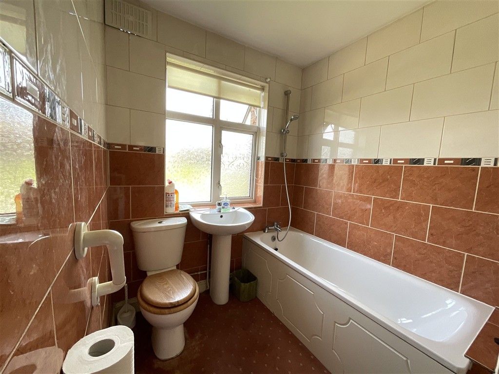 Property photo 3 of 10 Family Bathroom