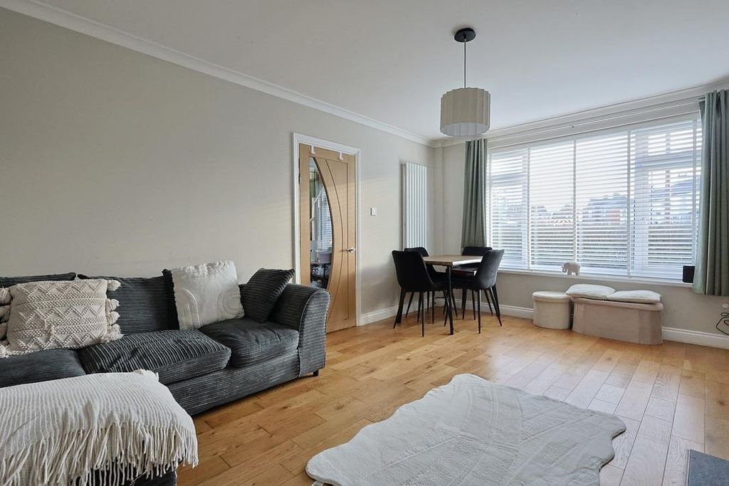 Property photo 3 of 25 E492B2Ac-4E40-49F8-Afc6-0478E6Ddee2B_1_105_c.Jpeg