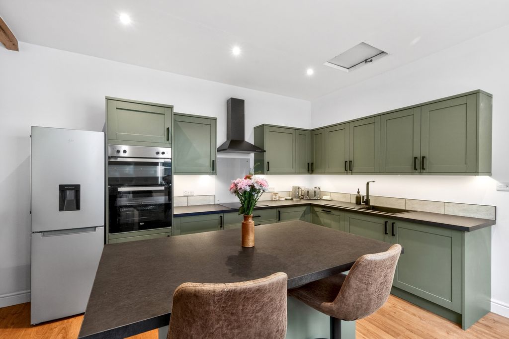 Property photo 3 of 19 Kitchen