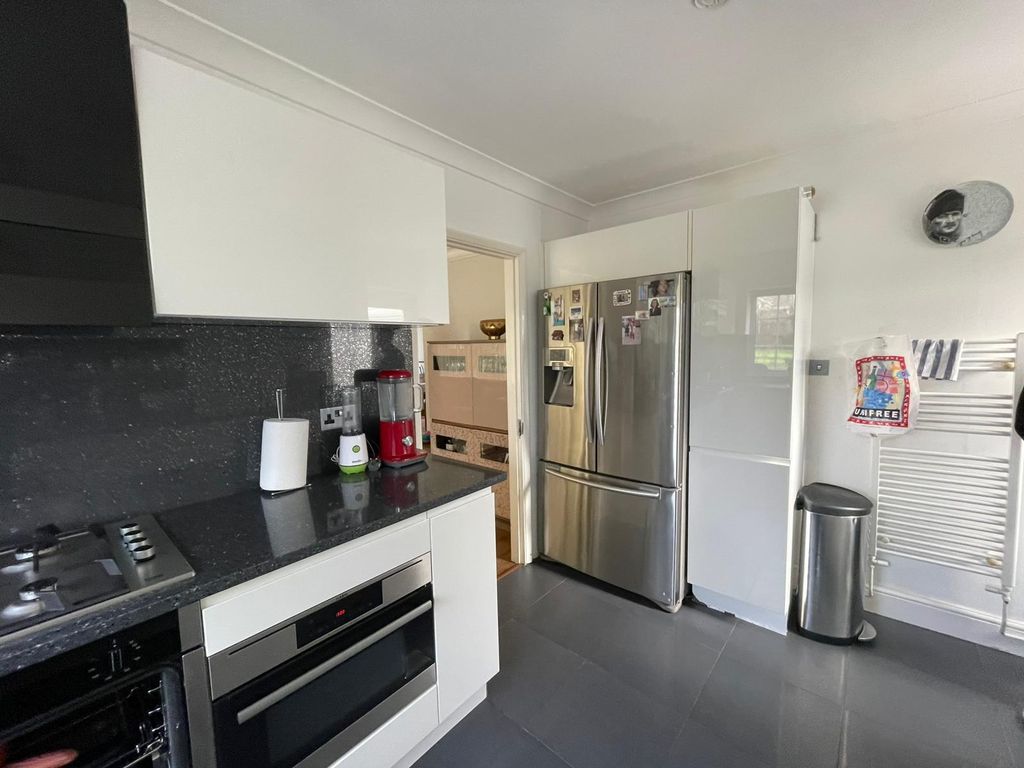 Additional image 7 of 5 bed terraced house to rentLodge Close, Chigwell IG7