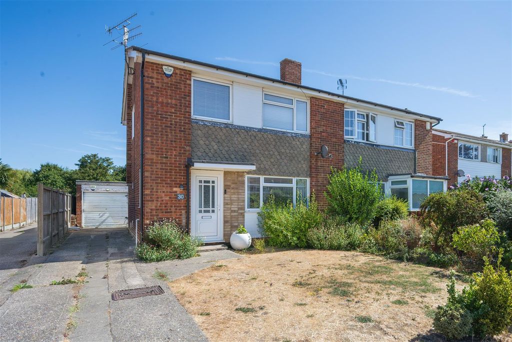 Property photo 1 of 17 Wells Way, Faversham