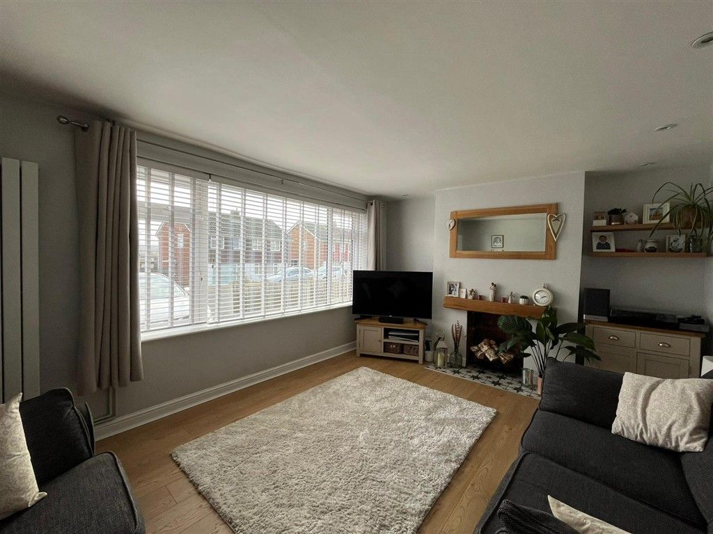 Property photo 3 of 8 Lounge