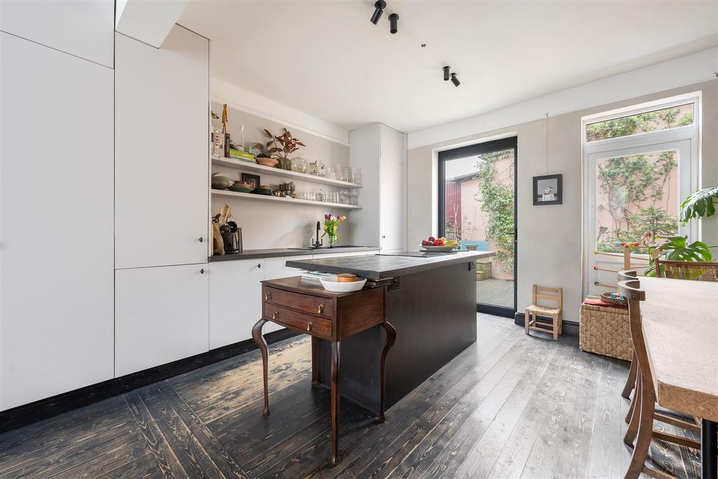 Property photo 3 of 31 Neville Road E7