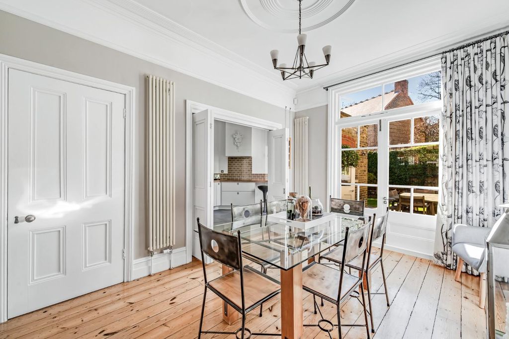 Property photo 2 of 19 19 Gainsborough Road-6.Jpg