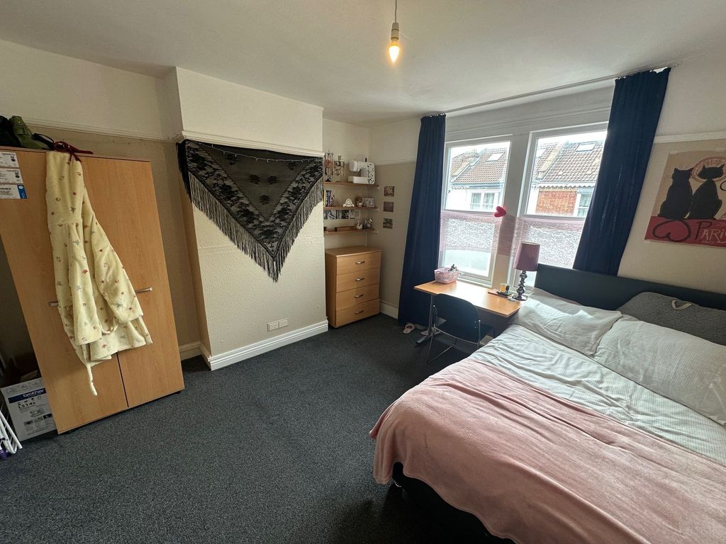 Property photo 3 of 18 Spacious Bedroom With Ample Storage And Desk Area...