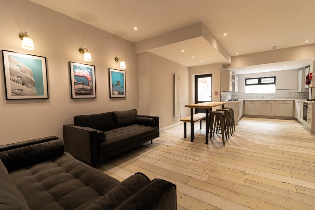 Property photo 1 of 18 74Wr Living Area