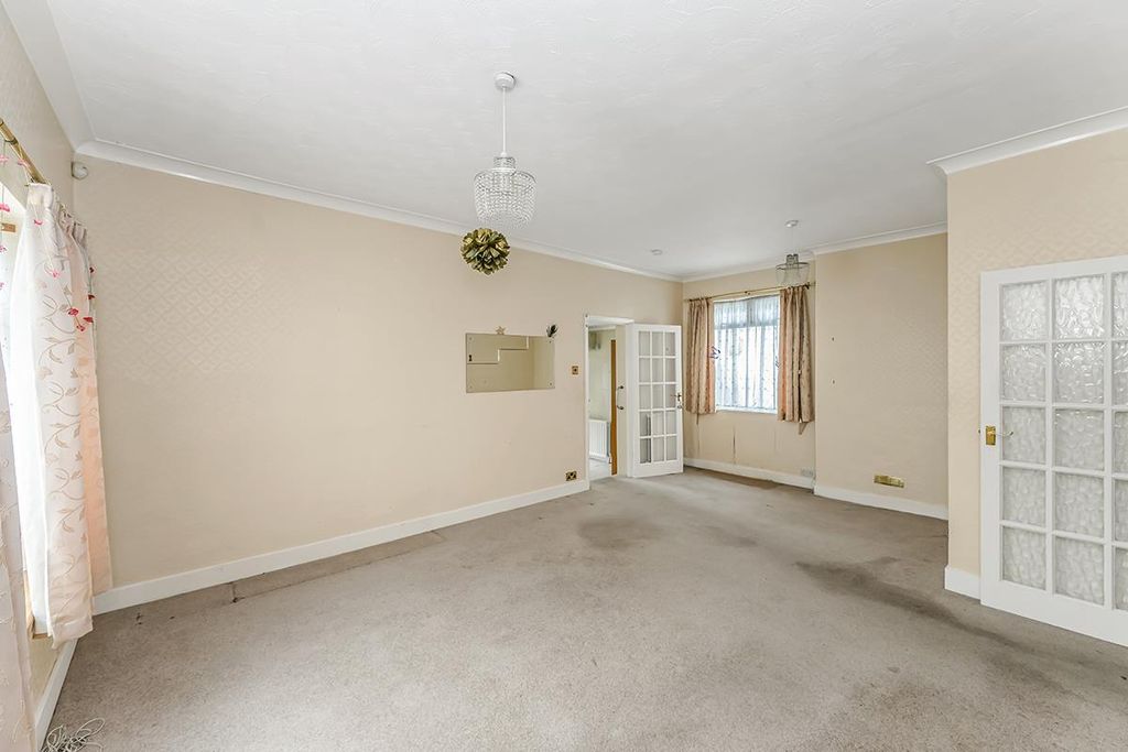 Property photo 3 of 19 97, Chingford Avenue-2.Jpg