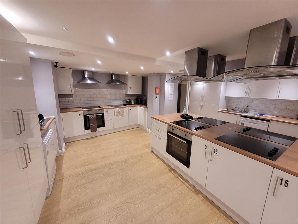 Property photo 2 of 8 Larger Kitchen