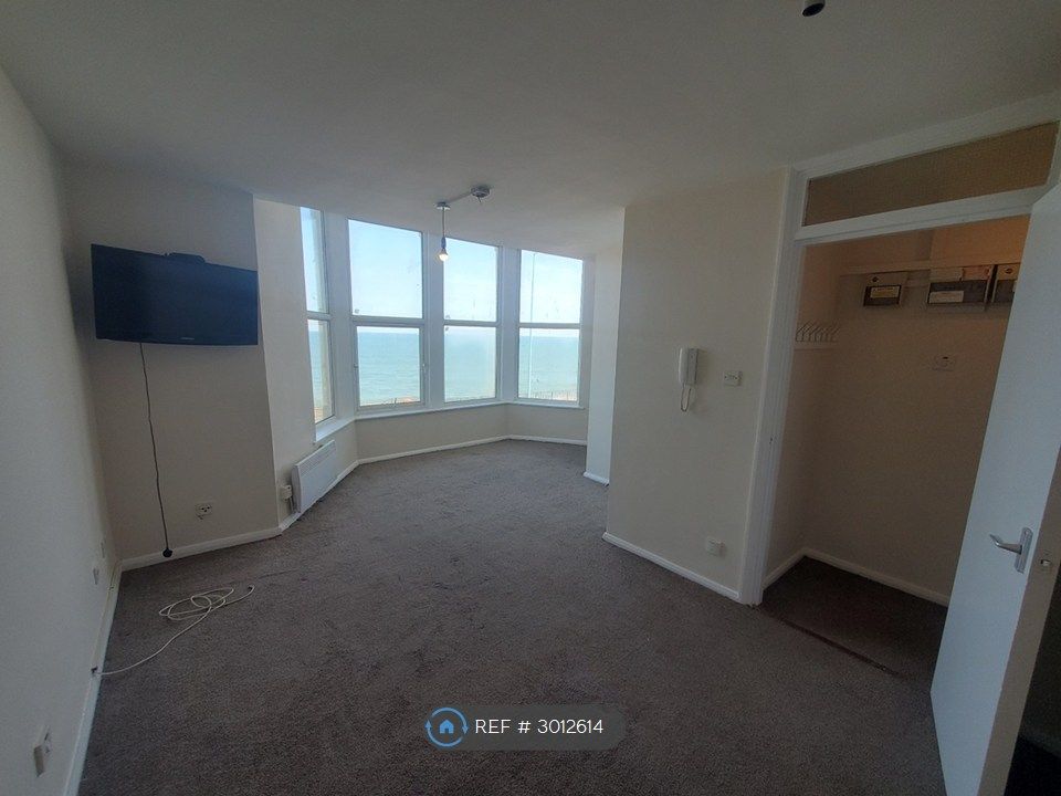 Property photo 3 of 6 Living Space