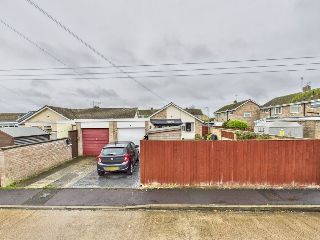 Property photo 3 of 18 Garage &amp; Parking