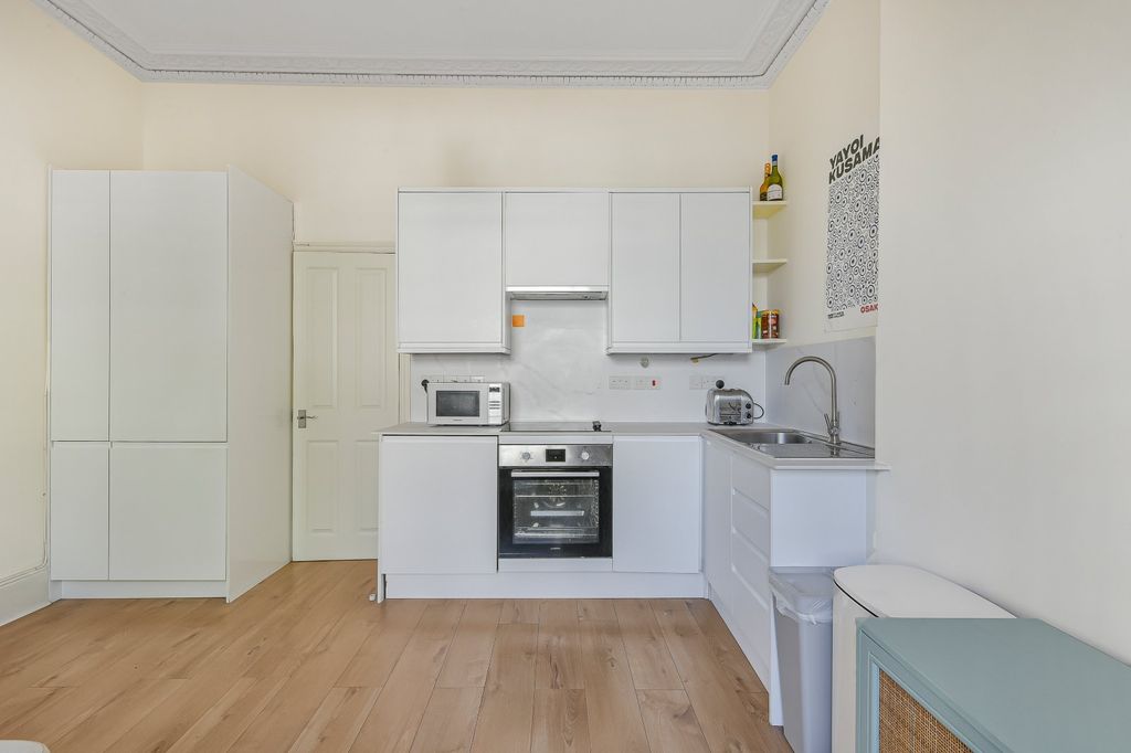 Property photo 2 of 6 Kitchen
