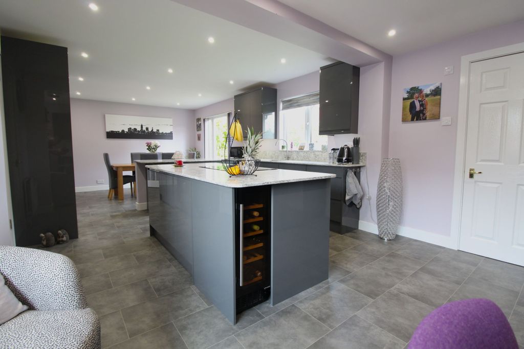 Property photo 3 of 21 Kitchen Diner 2