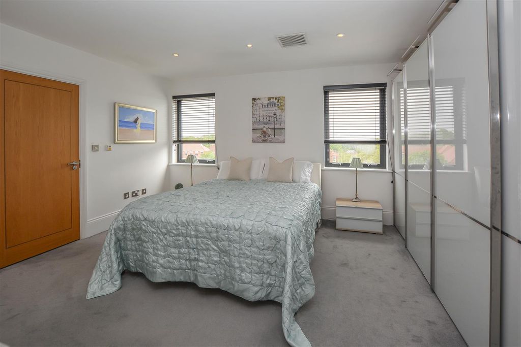 Additional image 9 of 2 bed flat for saleNew Road, Brentwood CM14