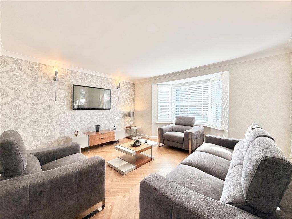 Property photo 3 of 20 Lounge