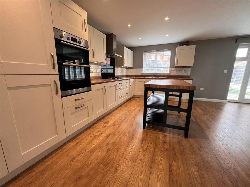 Property photo 2 of 20 Kitchen.Jpg