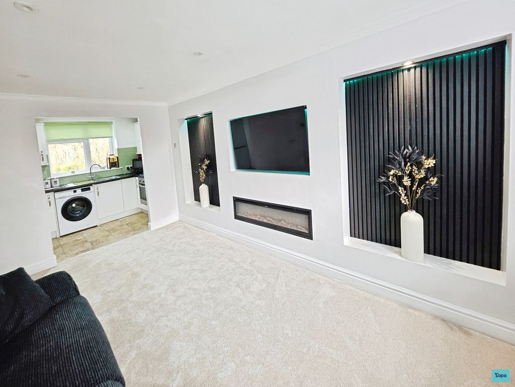 Property photo 3 of 16 Lounge