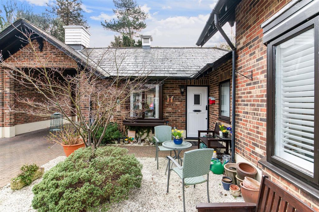 Property photo 1 of 14 Hookfield Mews (5).Jpg