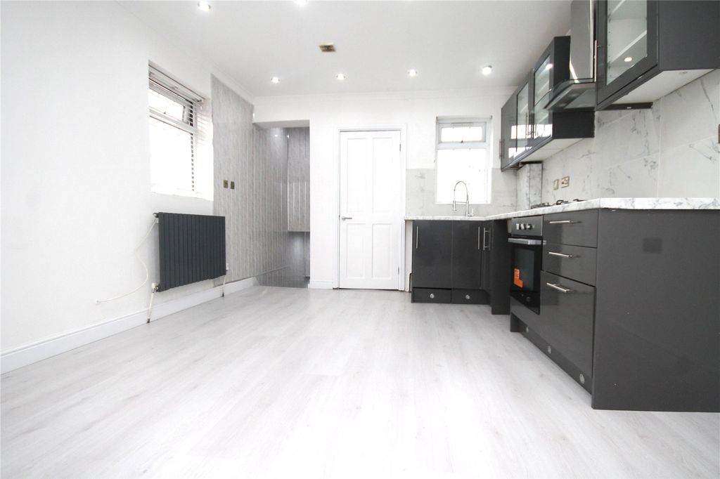Property photo 3 of 8 Kitchen/Reception