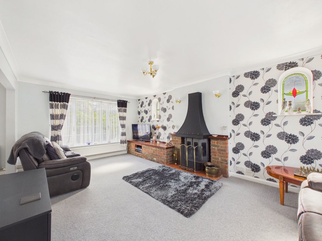 Property photo 3 of 32 Living Room