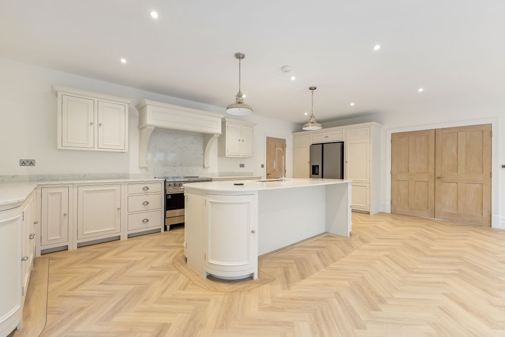 Property photo 2 of 23