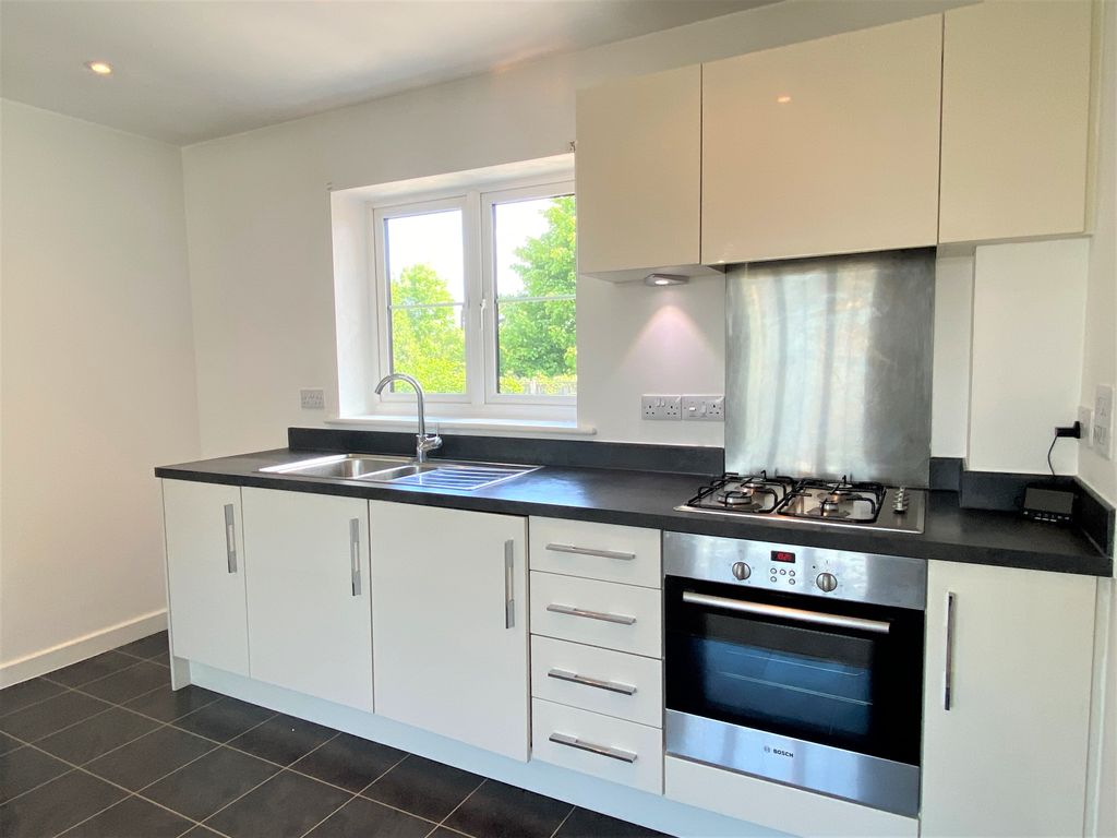 Property photo 3 of 10 Kitchen