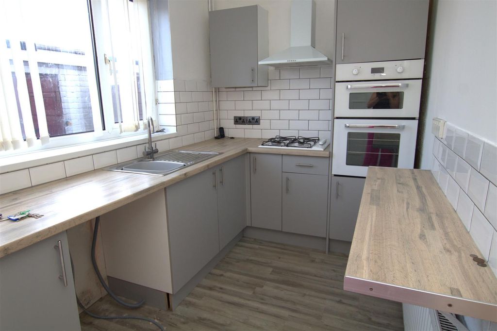 Property photo 2 of 6 Kitchen.Jpg