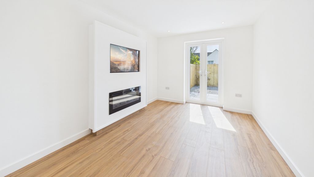Property photo 3 of 10 Gallery