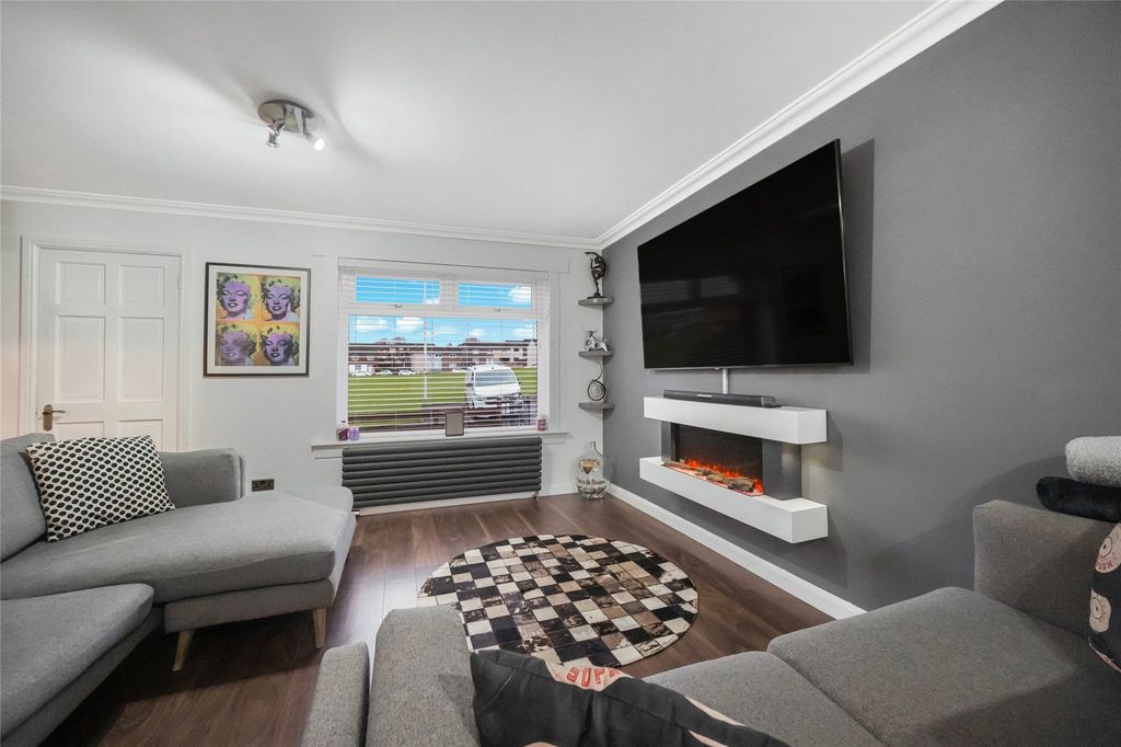 Property photo 2 of 27 Living/Dining Room