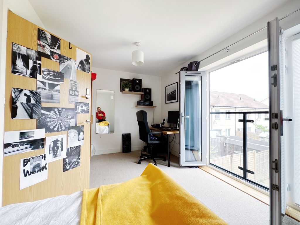 Property photo 1 of 18 Bright, Modern Bedroom With A Workspace And Large ...