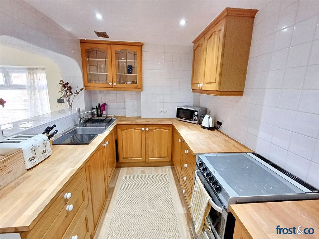 Property photo 3 of 19 Kitchen