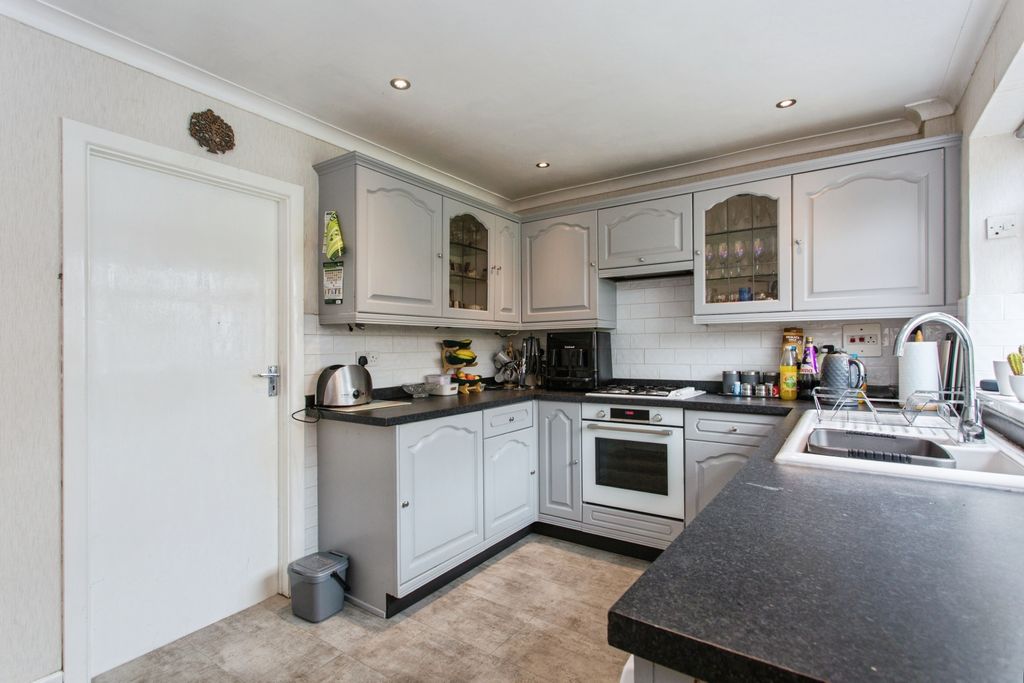 Property photo 3 of 20 Q107_3509