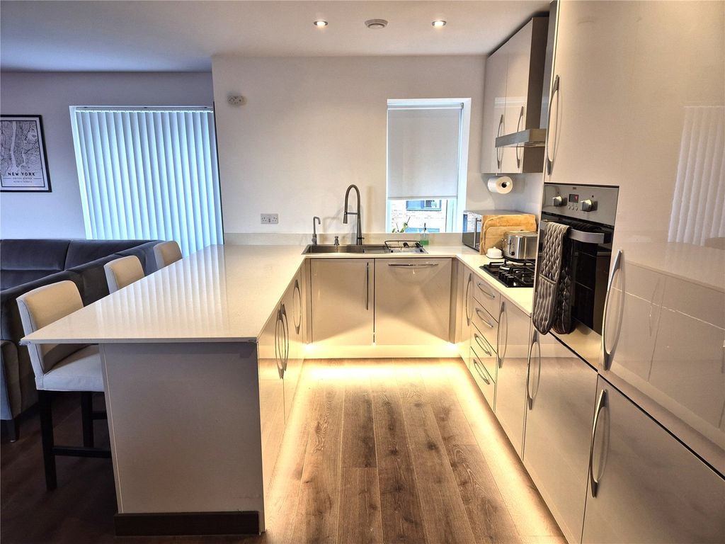Additional image 13 of 2 bed flat for sale52 Queens Road, East Grinstead, West Sussex RH19