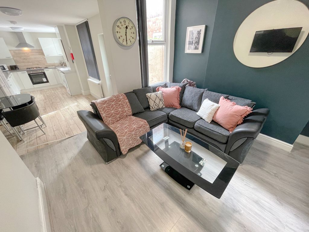 Property photo 1 of 9 67 Adelaide(8)