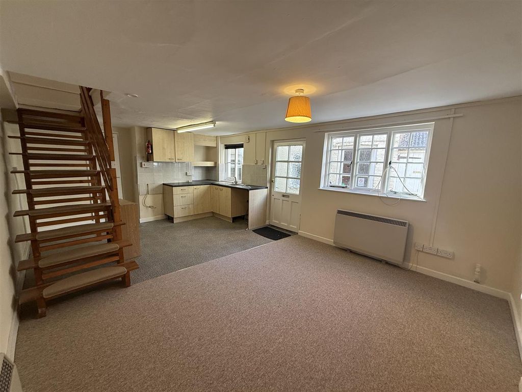 Property photo 2 of 7 Living Room/Kitchen