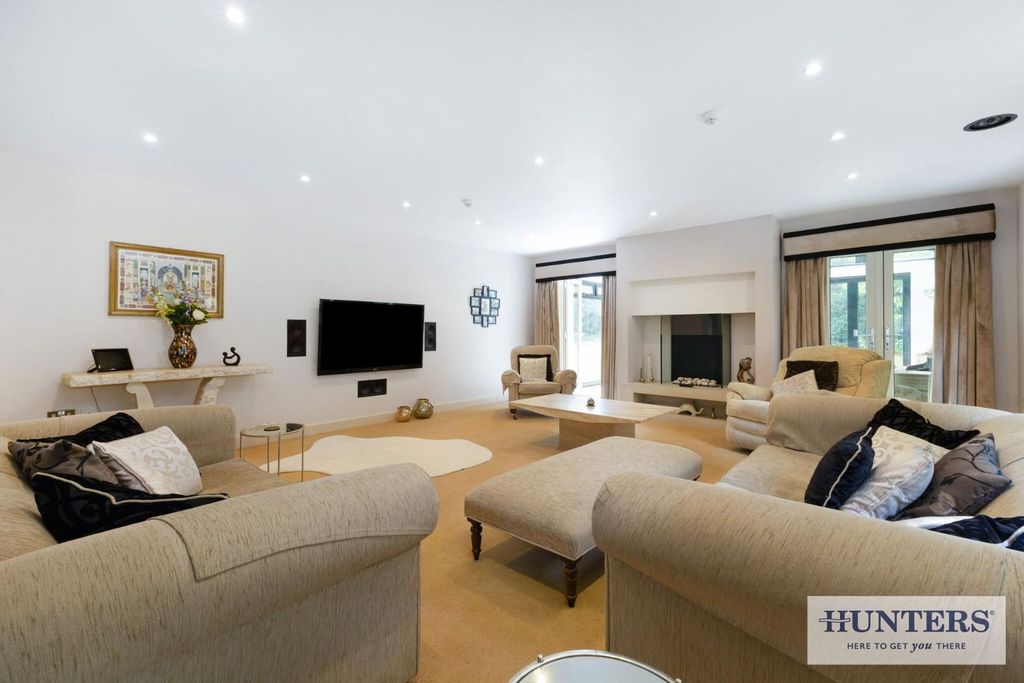 Property photo 2 of 38 96880_Greenacres-Esholt-Avenue-Guiseley (13) - Cop