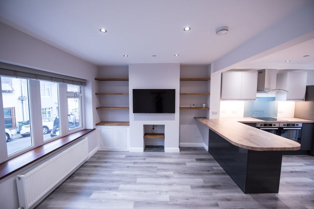 Property photo 3 of 33 Gallery