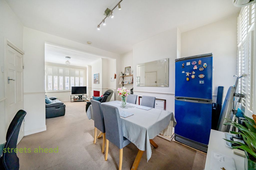 Property photo 2 of 17 6491Cb3A-Dcfc-41F...