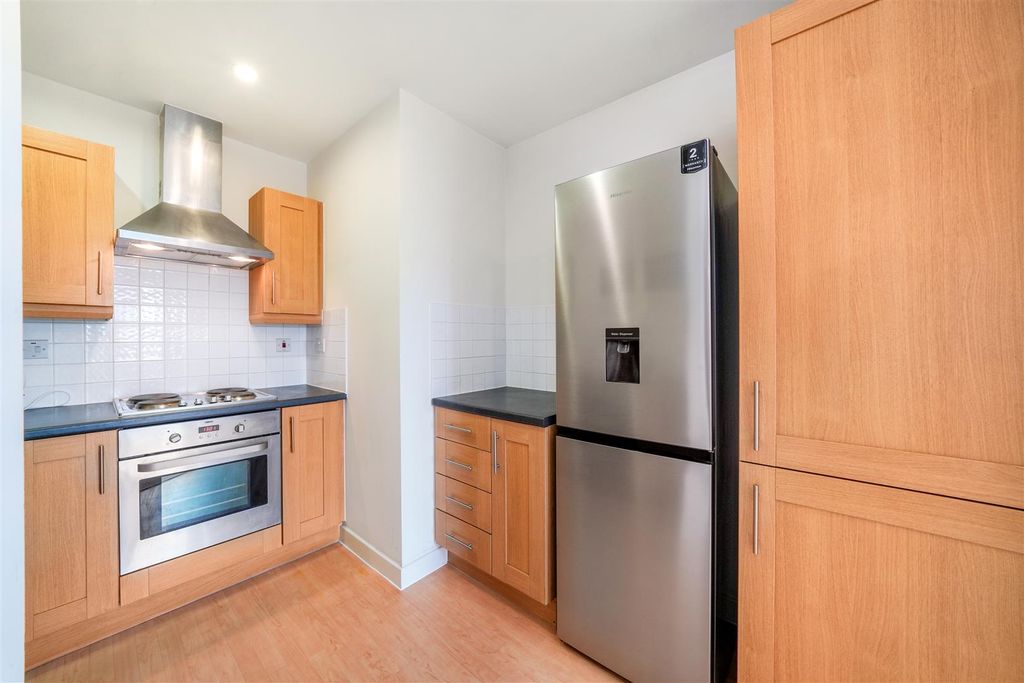 Property photo 3 of 9 Modern Fitted Kitchen