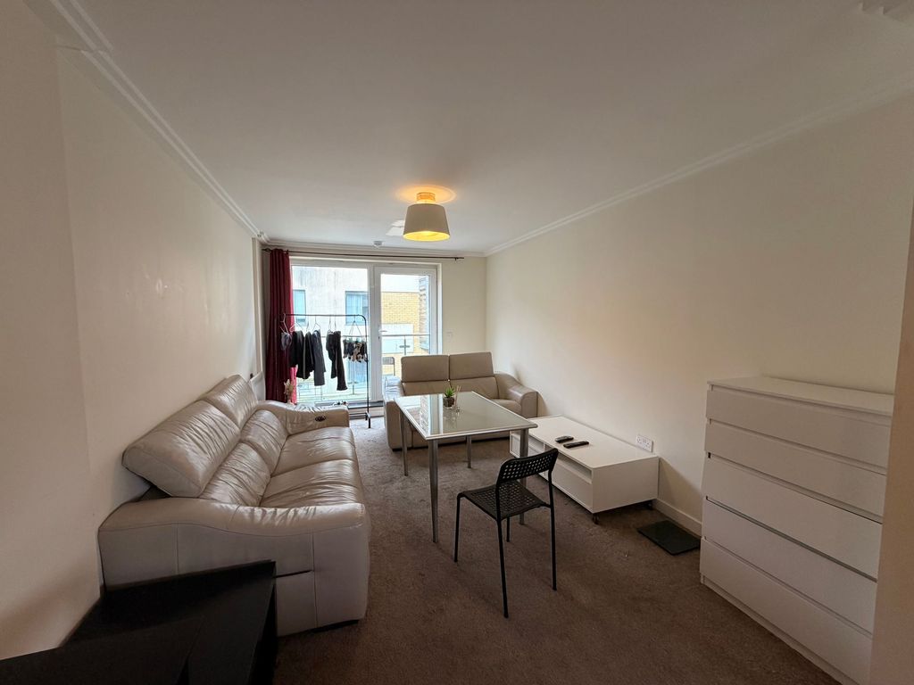 Property photo 2 of 7 Livingroom